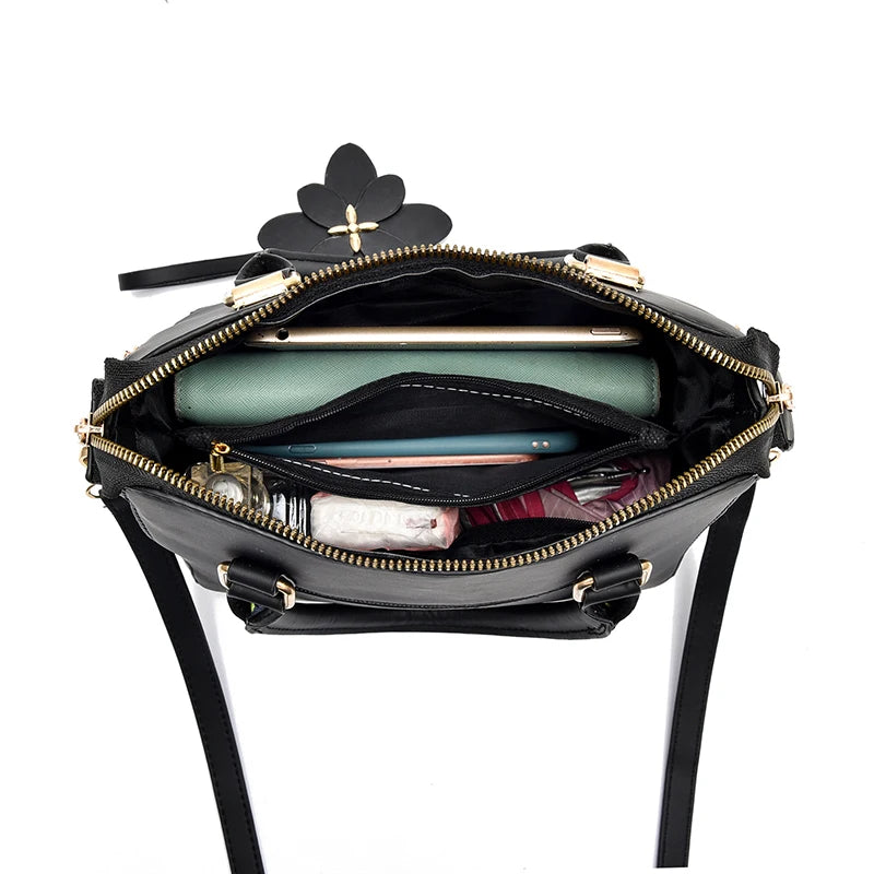Sac à main à détails floraux, tendance et pratique.