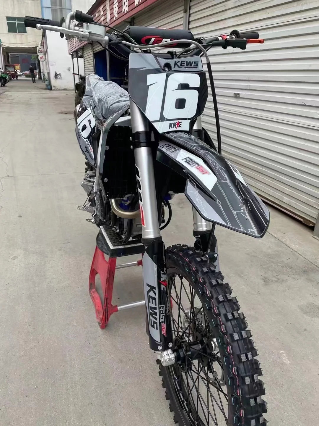 New CQR Cross Racing Dirt Bike 450cc – Puissance et Performance Tout-Terrain