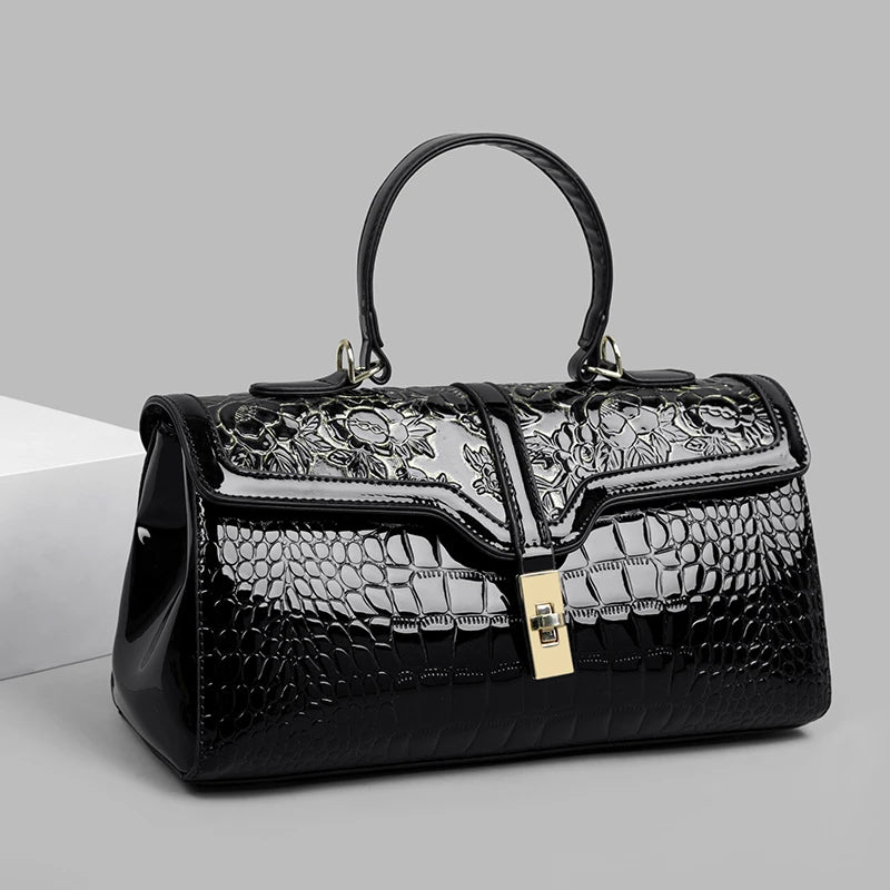 Nouveaux arrivages : Sac à main de luxe pour femmes en cuir verni avec détails floraux.