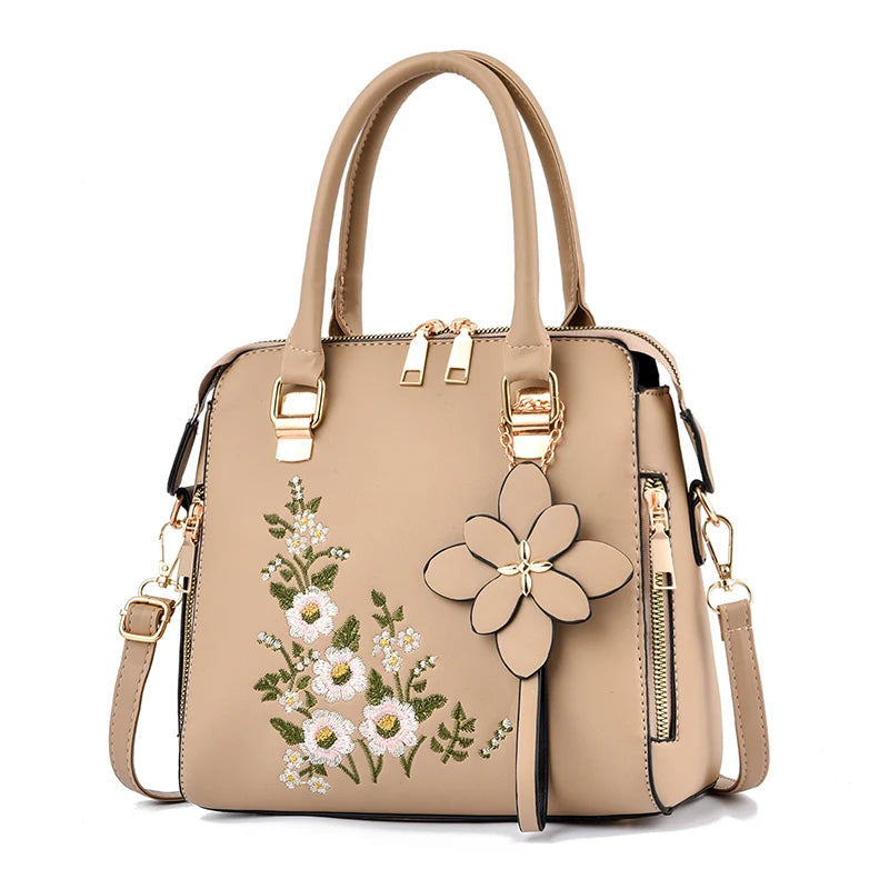 Sac à main à détails floraux, tendance et pratique.
