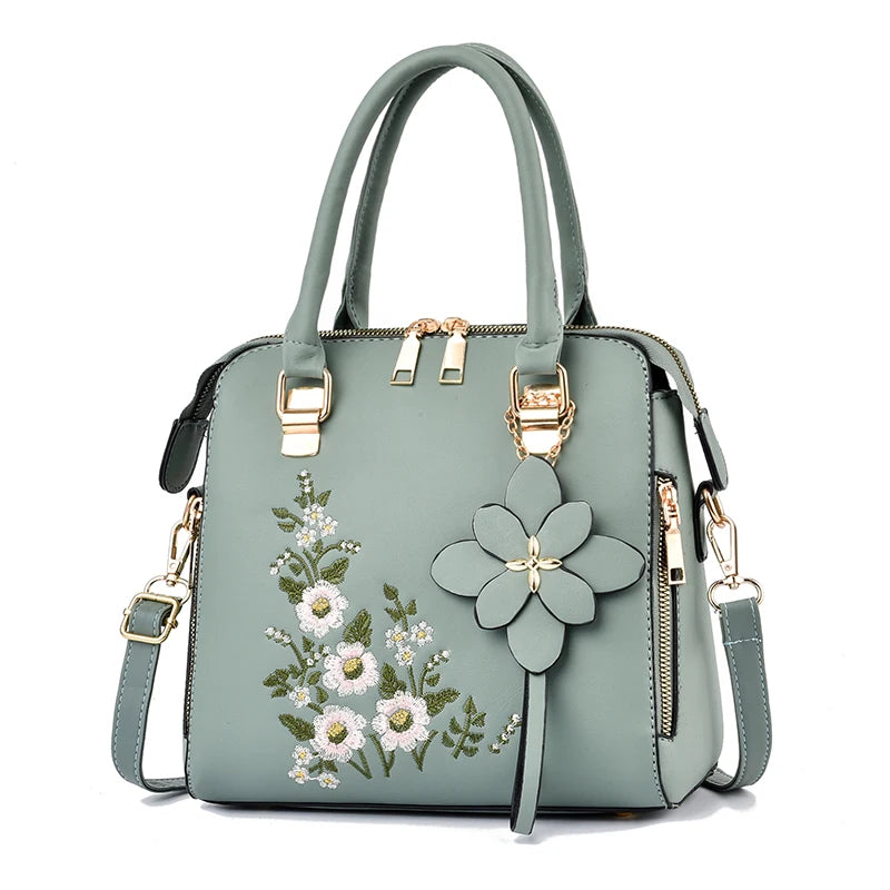 Sac à main à détails floraux, tendance et pratique.