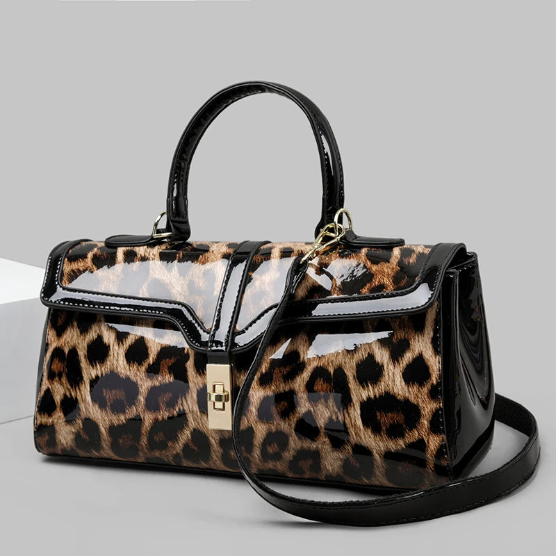 Nouveaux arrivages : Sac à main de luxe pour femmes en cuir verni avec détails floraux.