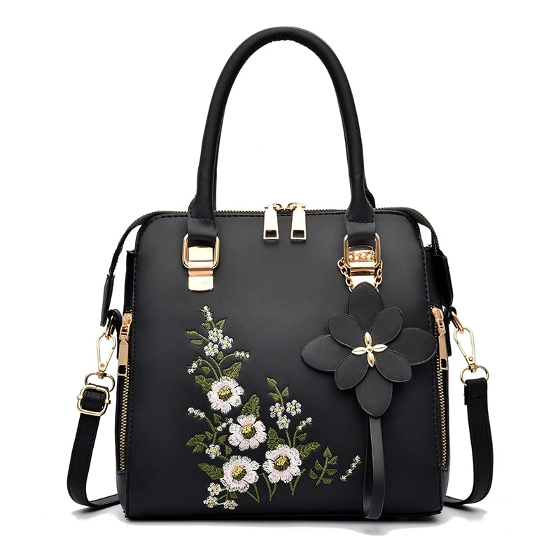 Sac à main à détails floraux, tendance et pratique.