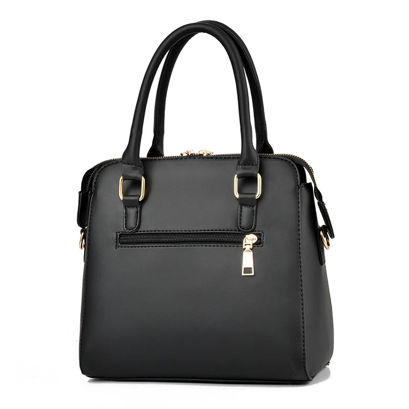 Sac à main à détails floraux, tendance et pratique.
