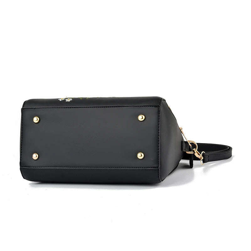 Sac à main à détails floraux, tendance et pratique.