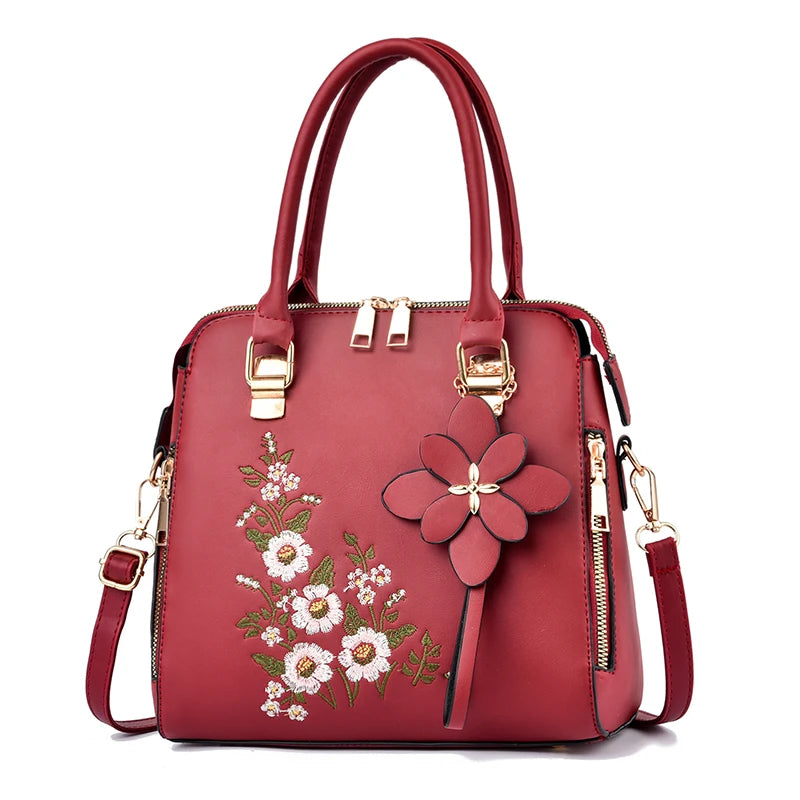 Sac à main à détails floraux, tendance et pratique.