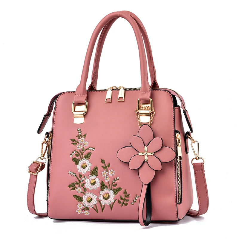 Sac à main à détails floraux, tendance et pratique.