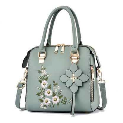 Sac à main à détails floraux, tendance et pratique.