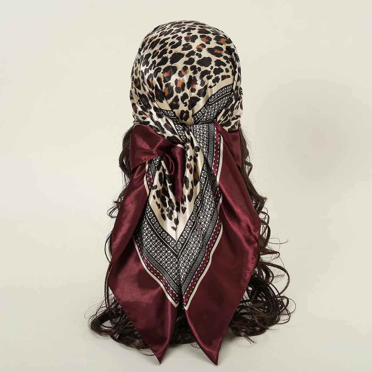 🧣 Foulard Carré Léopard LMLAVEN – Chic, Rock & Multifonction