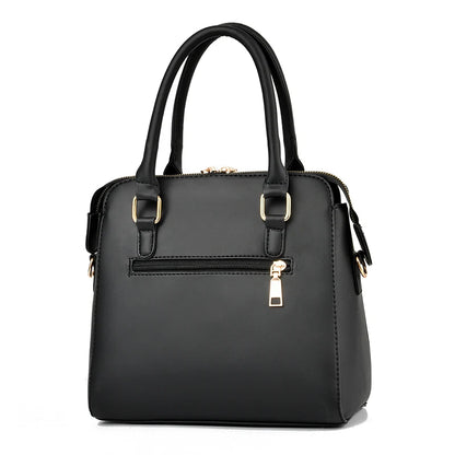 Sac à main à détails floraux, tendance et pratique.