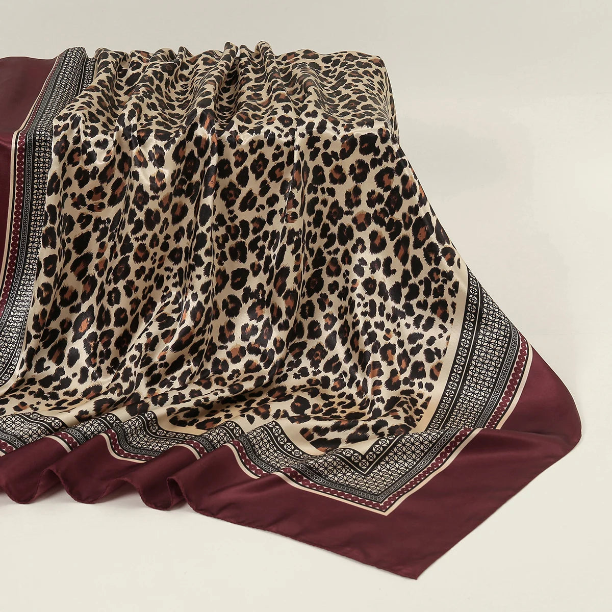 🧣 Foulard Carré Léopard LMLAVEN – Chic, Rock & Multifonction