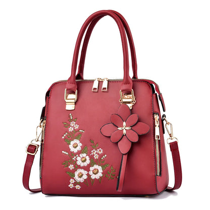 Sac à main à détails floraux, tendance et pratique.