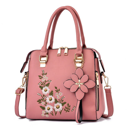 Sac à main à détails floraux, tendance et pratique.