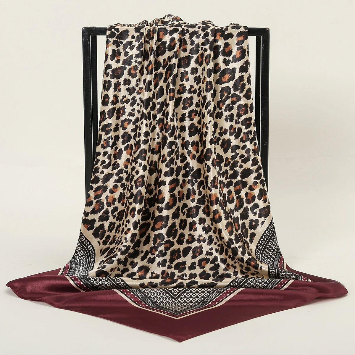 🧣 Foulard Carré Léopard LMLAVEN – Chic, Rock & Multifonction